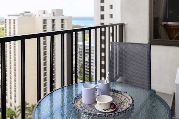 Waikiki condo - lanai, beach gear & hot tub