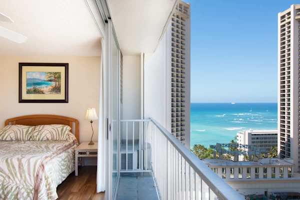Beautiful ocean views and a queen size bed