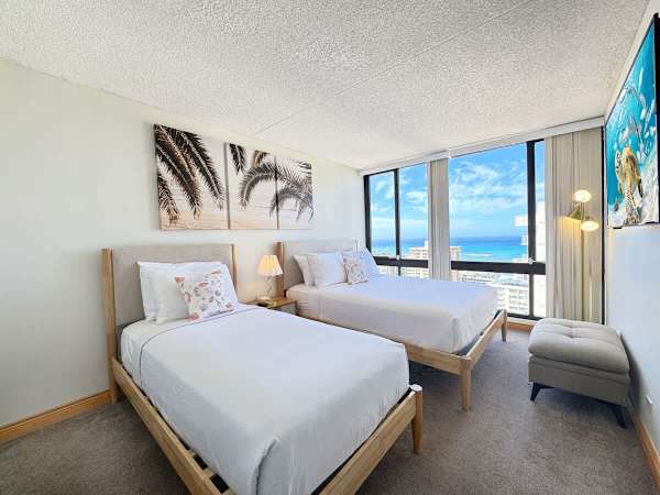 Relax in your cozy bedroom with 1 queen bed and 1 twin bed with a 50" Smart TV plus fresh linens and stunning ocean views.
