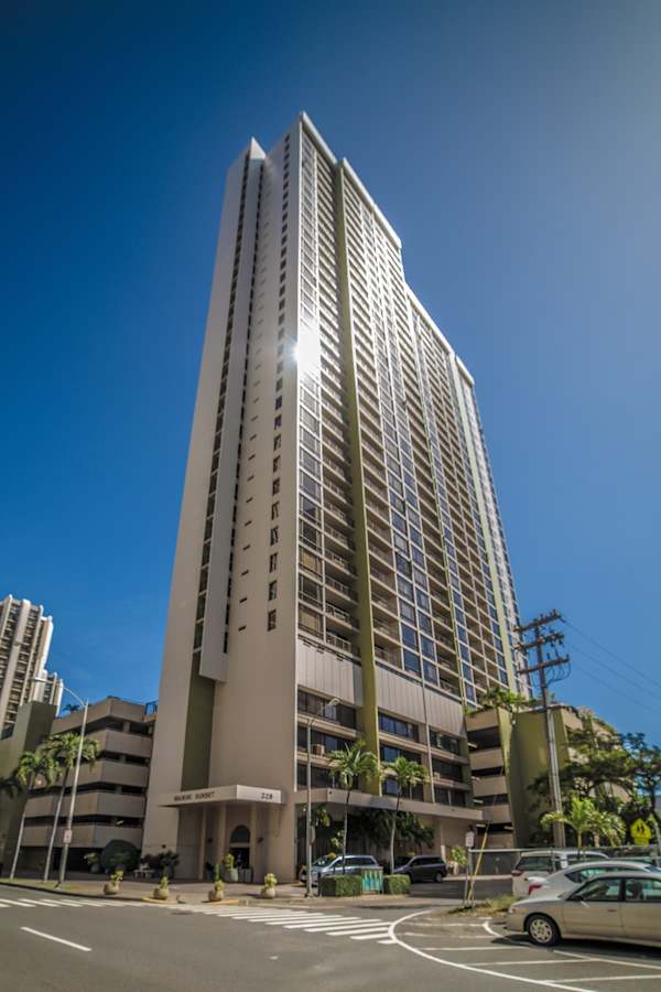 Waikiki Sunset 28F w/ pool, views & beach walk
