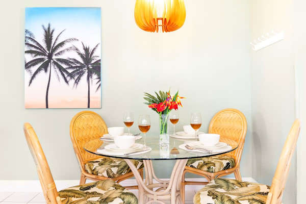 Dining area seats 4