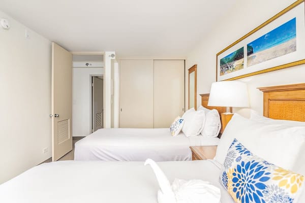 The bedroom has queen-size and twin-size beds.