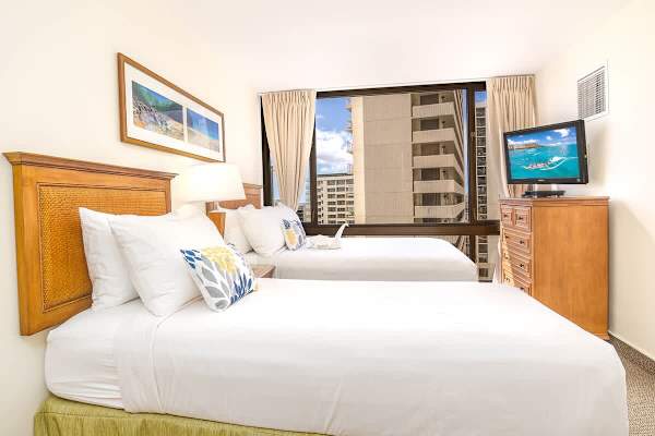 The bedroom has queen-size and twin-size beds.