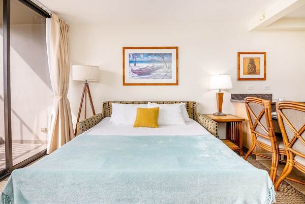 Waikiki Sunset condo w/ lanai and free parking