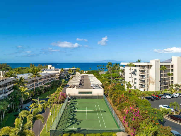 Maui Banyan condo w/ BBQ grill and pool