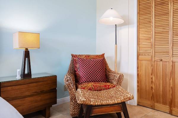 Island living - lanai, pool & beach essentials