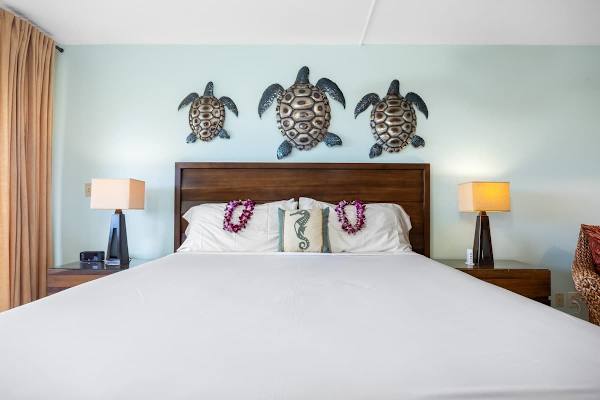 Island living - lanai, pool & beach essentials