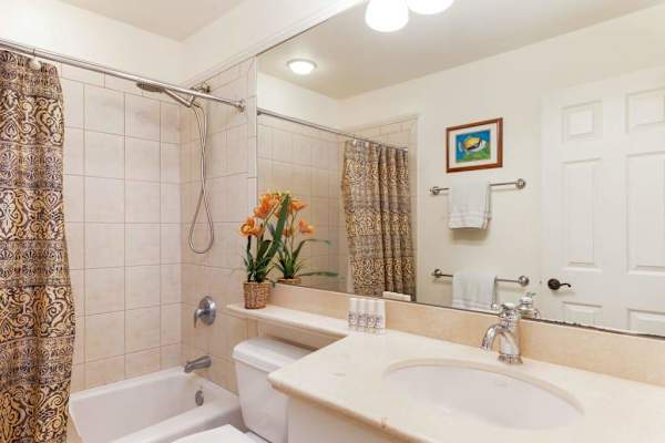 Full bathroom with modern finishes