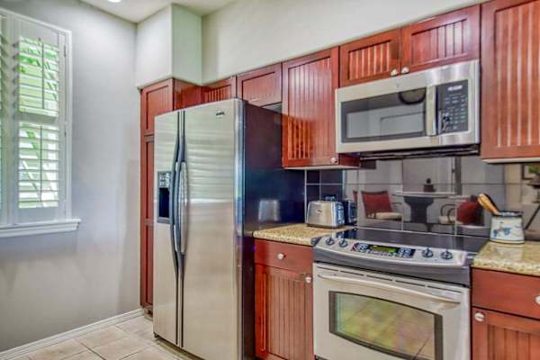 Fully equipped kitchen for home cooking
