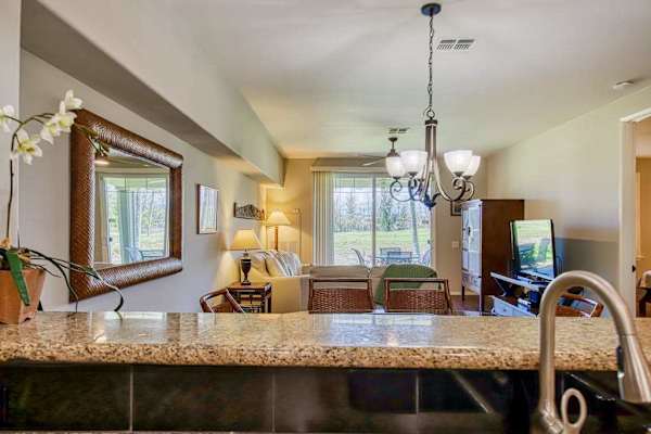 Open kitchen with breakfast bar
