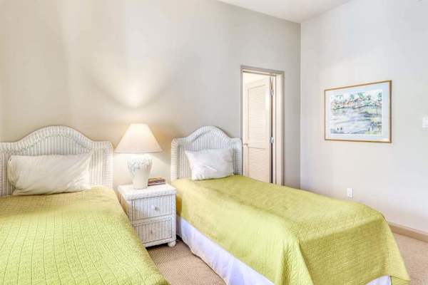Comfortable Twin Bedroom Retreat