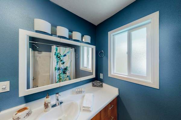 Fresh And Stylish Full Bathroom
