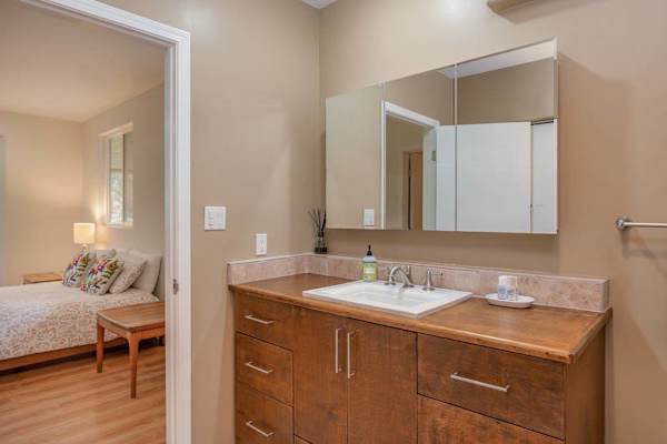 Ensuite Vanity with Large Frameless Mirror