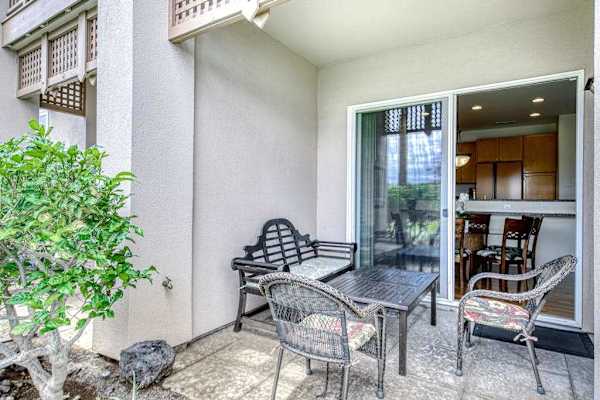 Covered lanai with outdoor seating