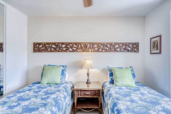 Cozy twin bedroom for a restful stay