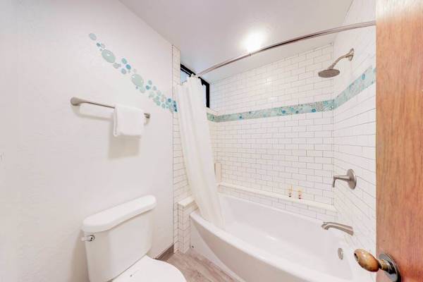 Full Bathroom With Soaking Tub