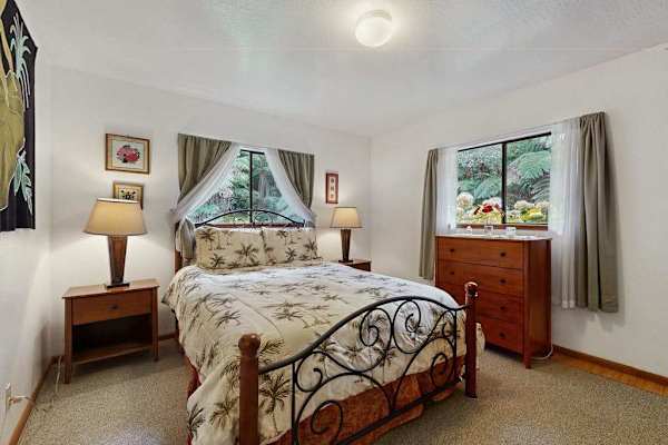 Island-Style Queen Bed & Dual Bedside Lighting