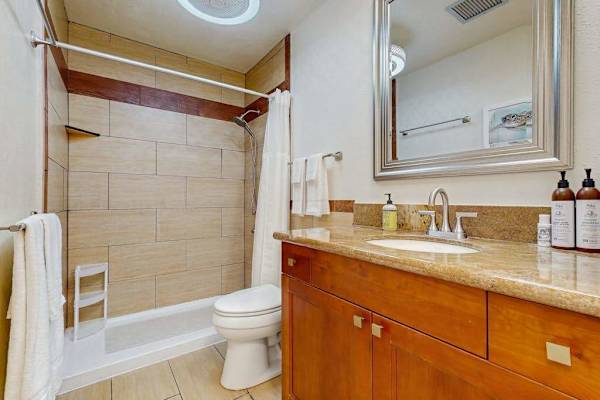 Freshen up in comfort, this bright bathroom comes fully stocked with essential toiletries and plenty of counter space