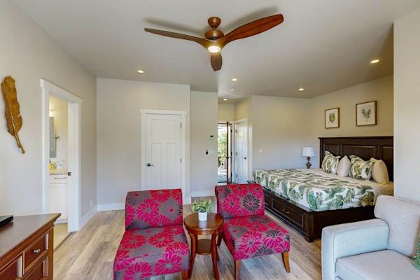 Spacious Studio Layout with King Bed, Lounge Seating & Ceiling Fan