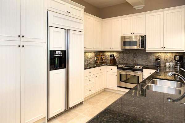 Fully Equipped Kitchen with Stainless Steel Appliances & Custom Cabinetry