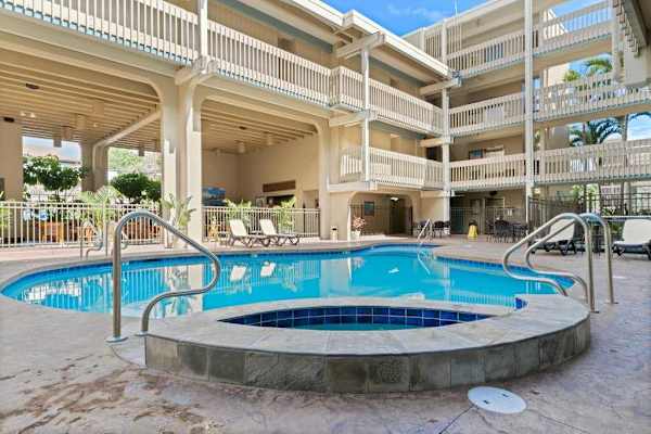 Sparkling resort swimming pool and inviting circular hot tub spa in the sunny courtyard! ☀️🏊‍♂️💦
