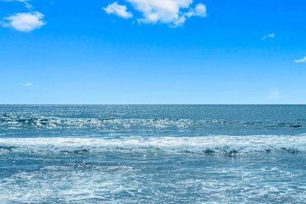 Endless Turquoise Ocean Horizons Stretching As Far As The Eye Can See