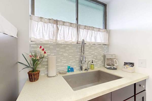 Fresh Kitchen With Stylish Backsplash