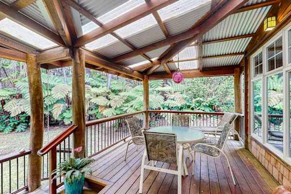  Enjoy outdoor dining on the covered lanai