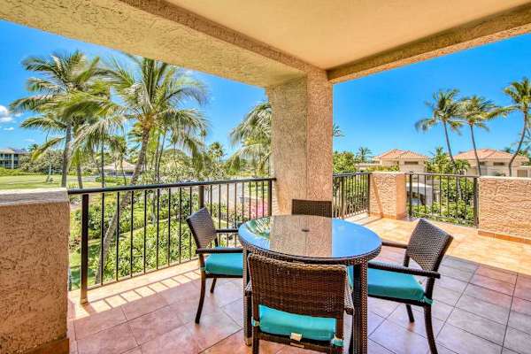 Outdoor Dining With Stunning Island Views