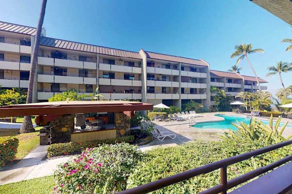 Tropical Courtyard Overlooking The Pool