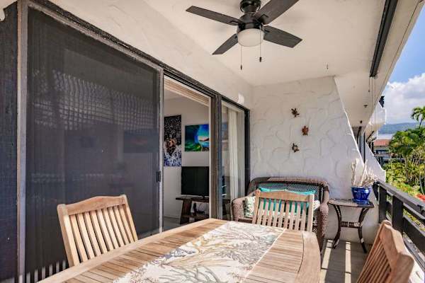 Private Covered Lanai with Ceiling Fan & Outdoor Dining