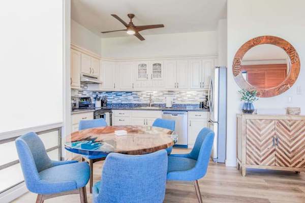 Cozy Dining Nook Beside The Chef's Kitchen