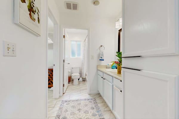 Fresh And Bright Bathroom Retreat