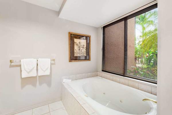 Deep Soaking Tub For Spa Like Relaxation