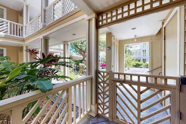 Charming Tropical Courtyard Walkway