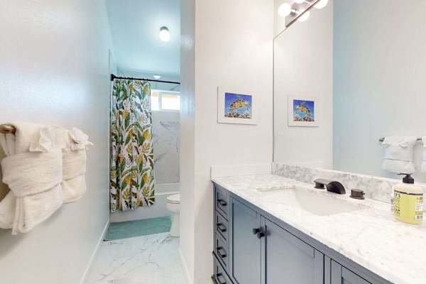 Guest bath with tub/shower condo.