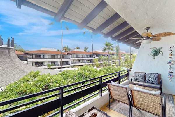 Covered Outdoor Lanai & Seating Area