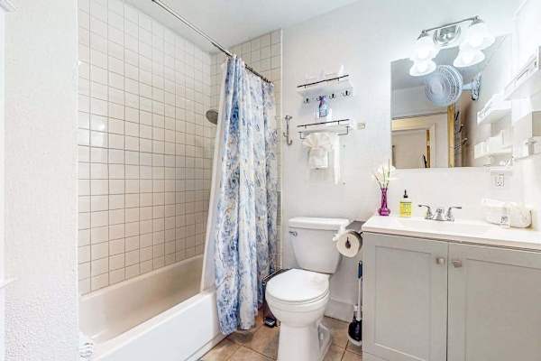 Guest bathroom with tub/shower condo.