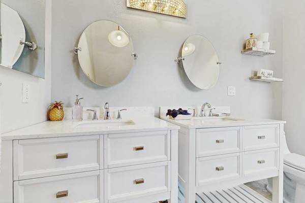 Master bathroom with double sinks, garden tub and spa like shower.