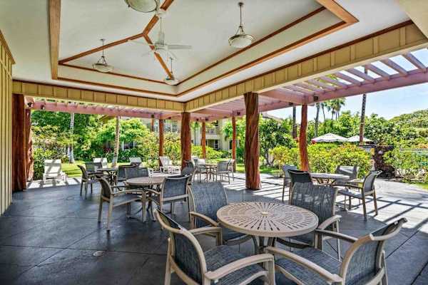 Spacious covered lanai for outdoor dining