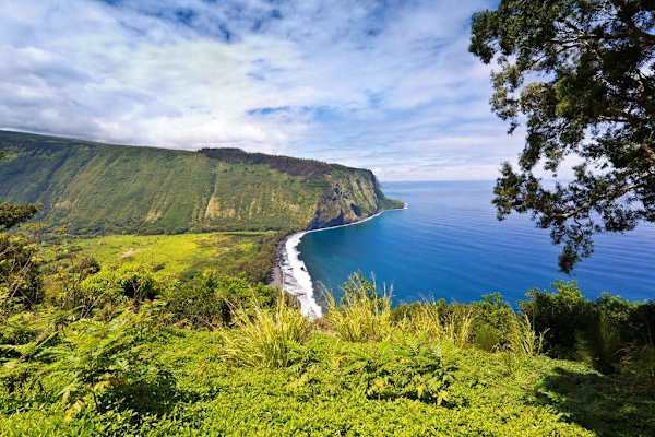 Dramatic coastal views along the shoreline