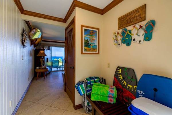 Cozy Island Entry And Beach Gear Nook