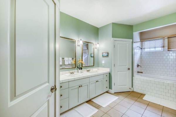 Spacious Primary En-Suite Bathroom with Double Vanity & Soaking Tub