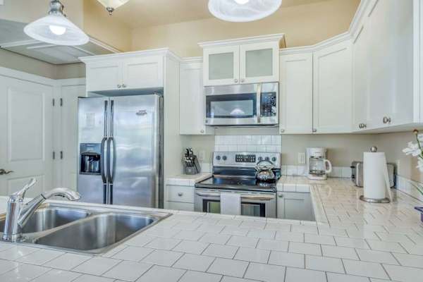Modern Kitchen with Stainless Steel Appliances & Breakfast Bar