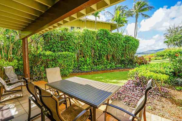 Outdoor Dining Beneath Tropical Breezes