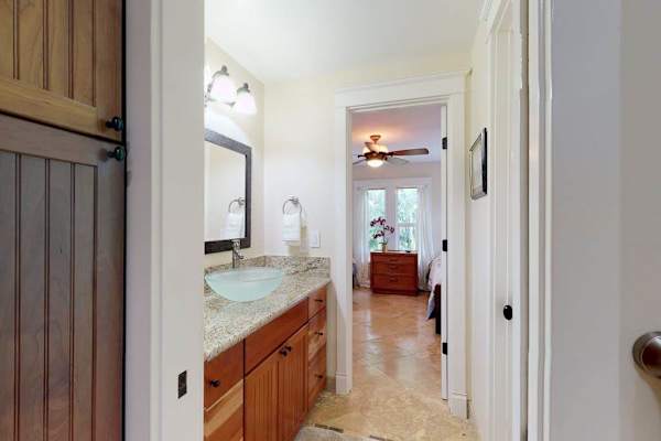 Guest bathroom tub/shower combo.