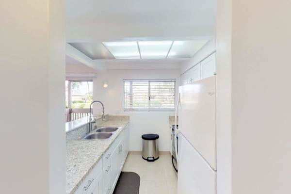 Fully stocked kitchen for all of your coking needs.