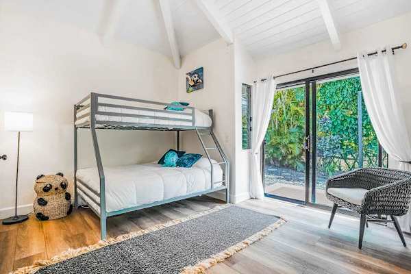 Guest room with bunk beds and lanai access.