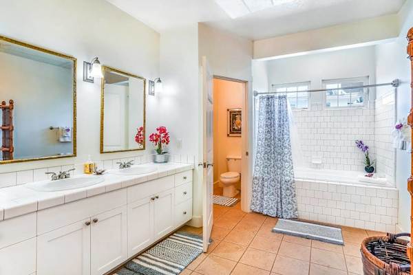 Refresh in the Spacious Full Bathroom