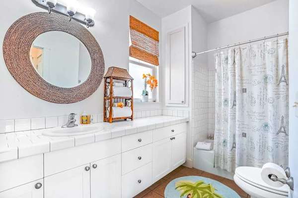 Bright Guest Bathroom with Modern Finishes